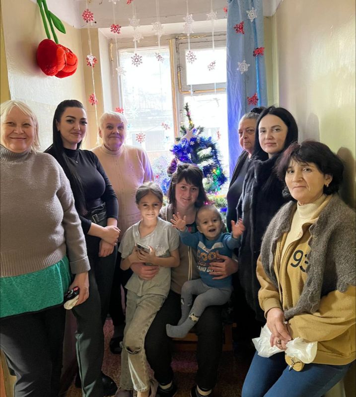 В канун Нового Года представители Минюста ЛНР и регионального отделения Ассоциации юристов России в ЛНР посетили жителей ЛДНР, которые сейчас проживают в пункте временного размещения в г. Алчевск.