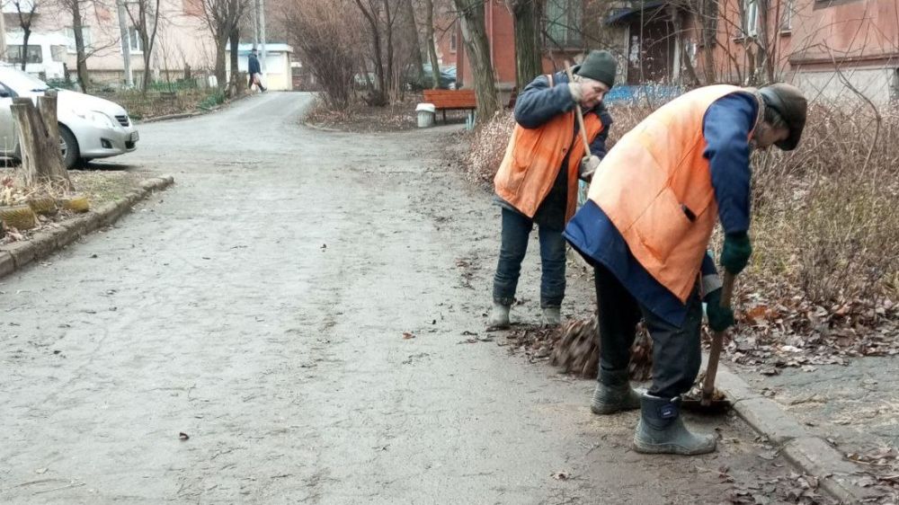 Коммунальные службы проводят работы на территории города