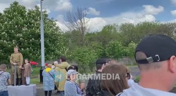 Казачьи песни льются в алчевском сквере Доблести и Славы