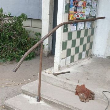 Специалистами Алчевского филиала ЕУК выполнены работы по установке поручня при входе в подъезд по адресу пр. Металлургов, дом 38
