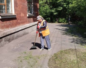 Коммунальные службы проводят работы на территории города