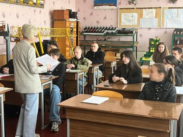19 мая 2025 года в Коммунарске специалист по управлению персоналом Луганского филиала ФГУП ЖДН Елена Маналакова провела профориентационную встречу с учениками 11-го класса Алчевской гимназии имени В.Н. Онуфриенко