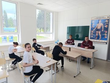 Специалисты по оказанию первой помощи Луганского центра медицины катастроф выступили в роли судей на региональном конкурсе Безопасное колесо - 2025