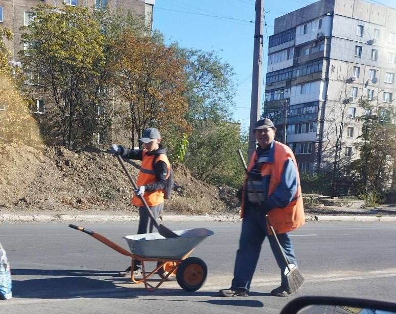 Коммунальные службы проводят работы на территории города