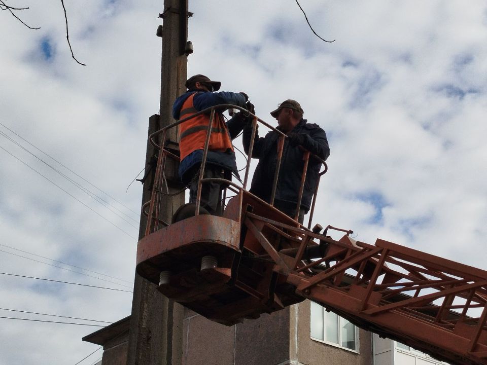 Коммунальные службы проводят работы на территории города