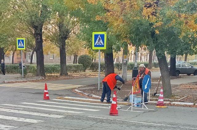 МУП «Служба дорожного хозяйства и благоустройства города Алчевска ЛНР» проводит работы на территории города по нанесению разметки пешеходных переходов (ул
