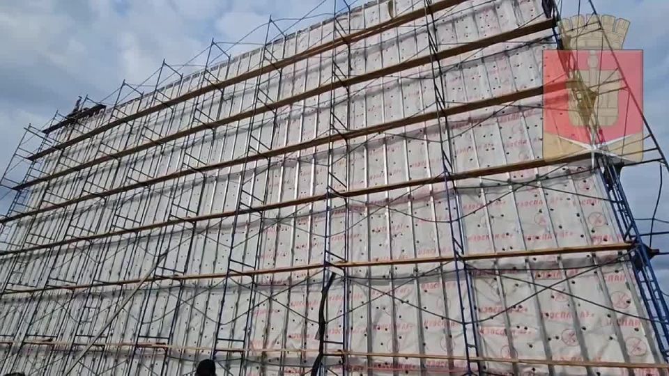 В Алчевске начался капитальный ремонт кровли и фасада Дворца культуры металлургов