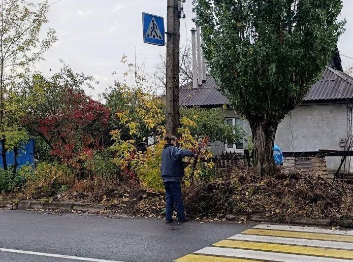 Коммунальные службы проводят работы на территории города