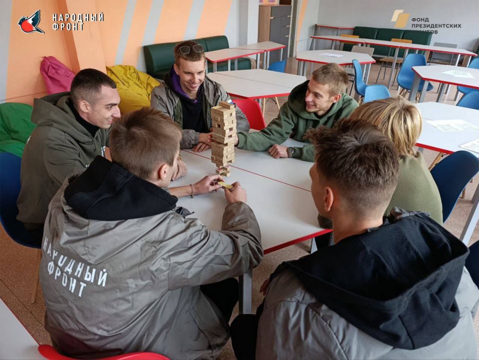Активисты молодёжки НФ провели свободное время за игрой в дженгу