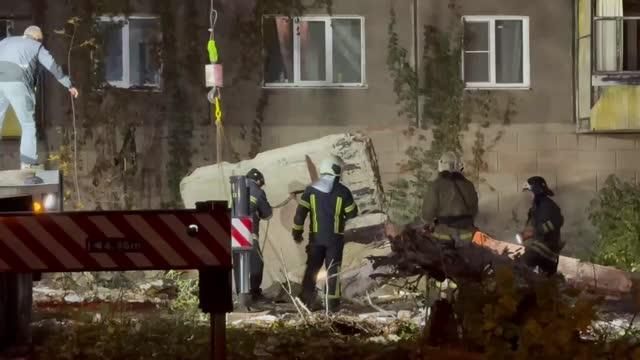 ТАСС публикует видео с места частичного обрушения дома в Алчевске