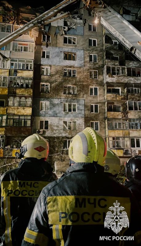 Спасатели продолжают работу на месте ЧП в Алчевске