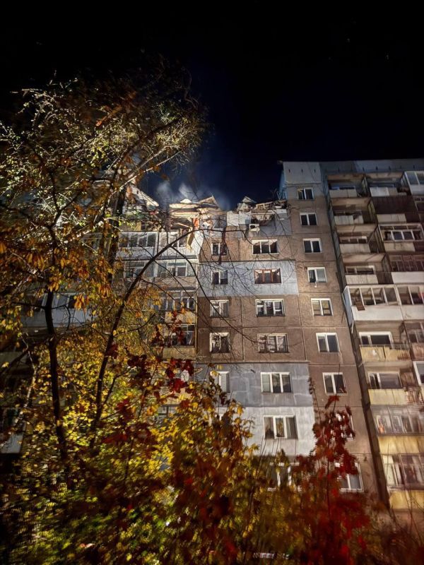 Режим ЧС введен в Алчевске в ЛНР после взрыва и пожара в жилом многоэтажном доме, сообщают власти