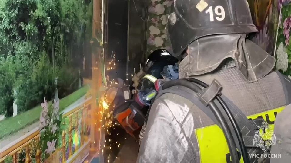 Два человека погибли в результате взрыва в жилом доме в Алчевске, здание частично обрушилось