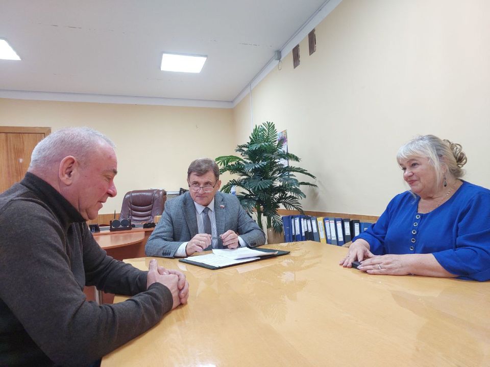 Состоялась встреча Председателя Совета городского округа Романа Лысенко с представителем местного бизнес-сообщества Сосланом Караевым и общественницей нашего города - помощником депутата Народного Совета Луганской Народной...