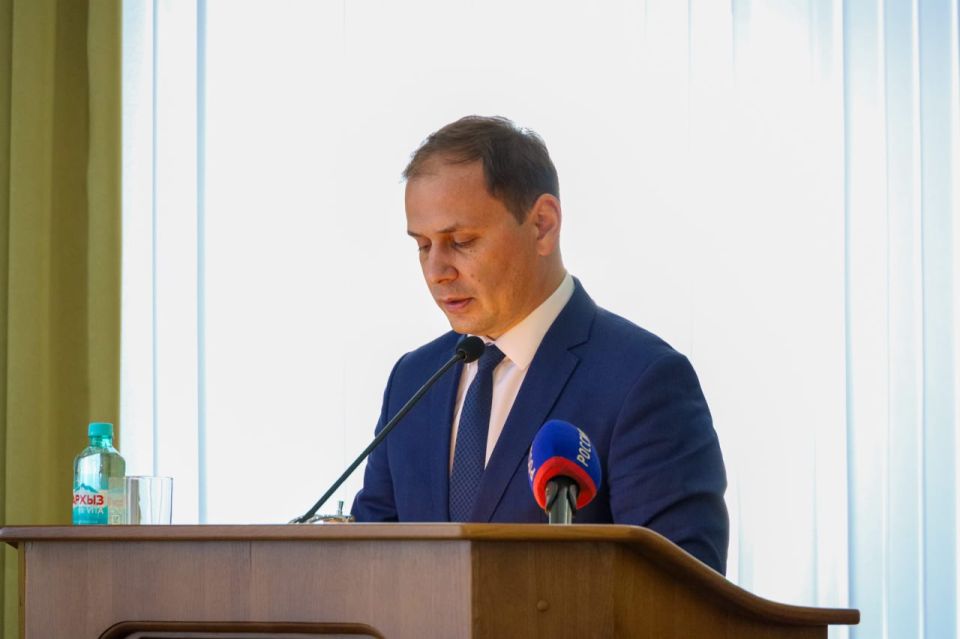 Альберт Апшев: Выступил с докладом перед депутатами Народного Совета ЛНР