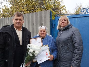 Роман Лысенко: Вместе с председателем городской организации ветеранов Еленой Роговой с 90-летним юбилеем поздравили труженика тыла и ветерана труда Нину Степановну Усенко