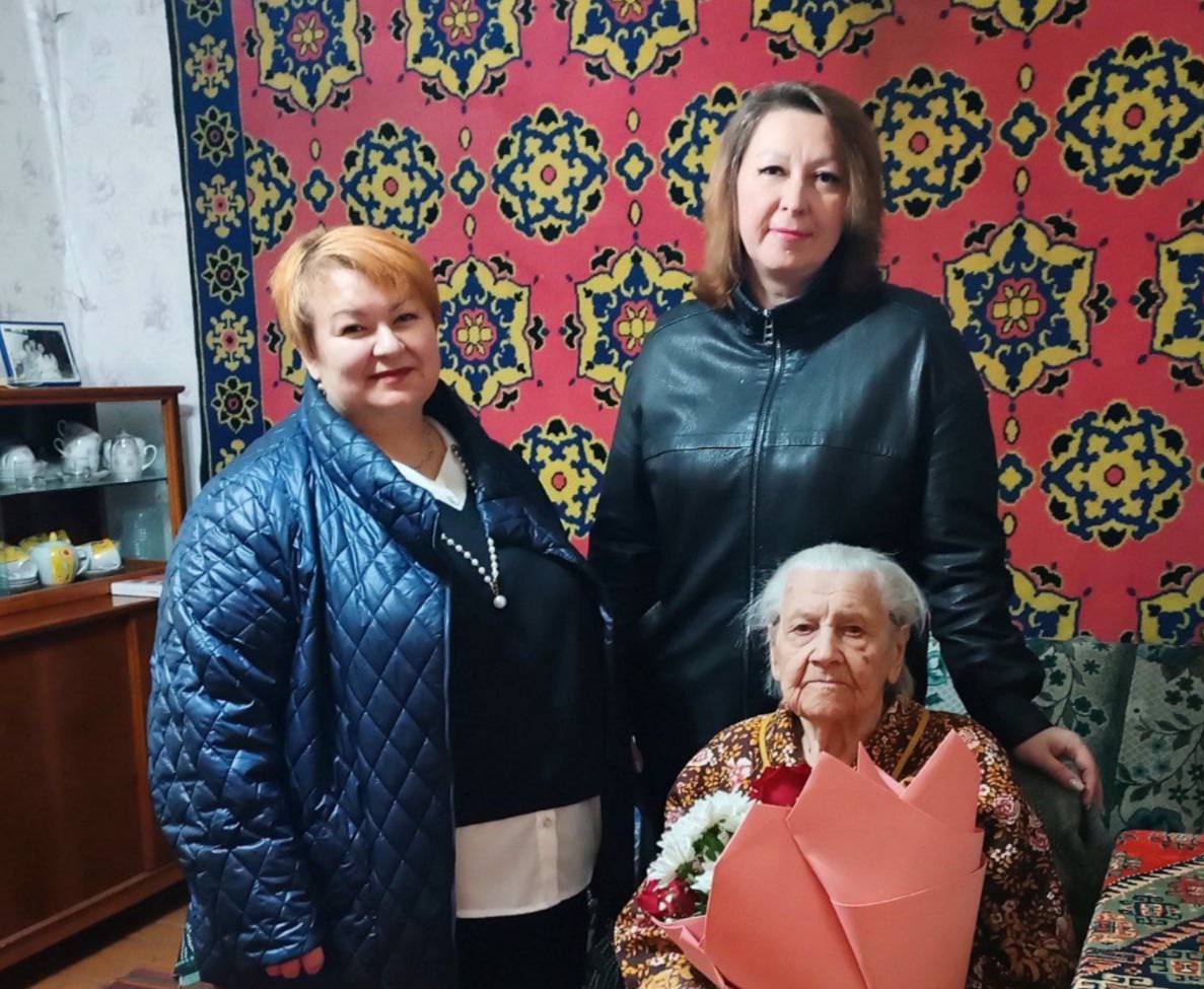 Президент России Владимир Путин поздравил со 100-летним юбилеем ветерана Великой Отечественной войны из Алчевска Веру Шевелеву