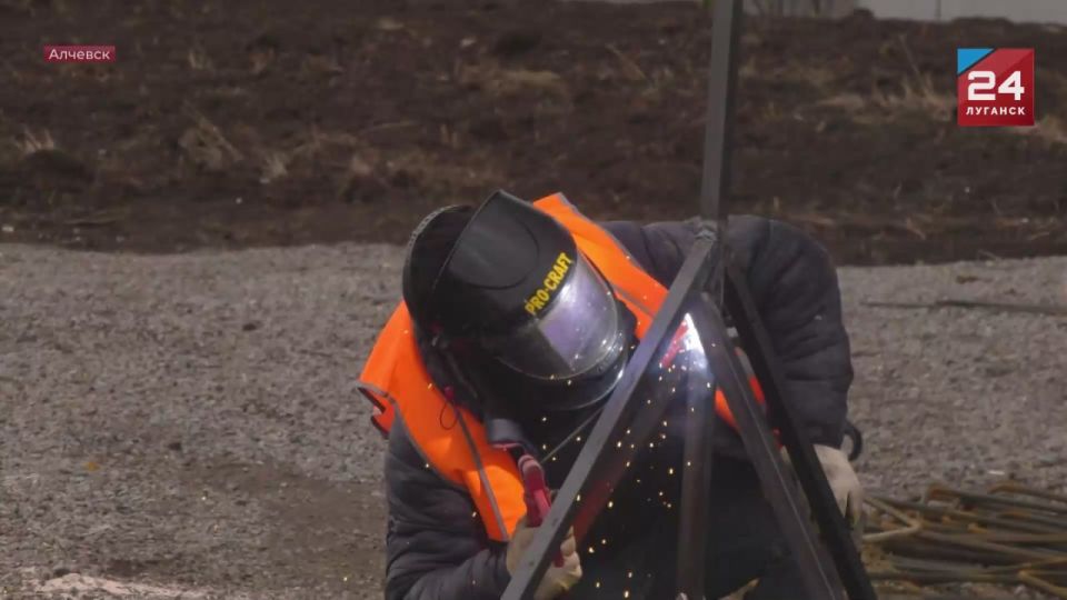 К жилому комплексу «Металлург» в Алчевске начали подводить коммуникации