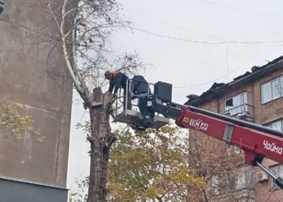 Коммунальные службы проводят работы на территории города