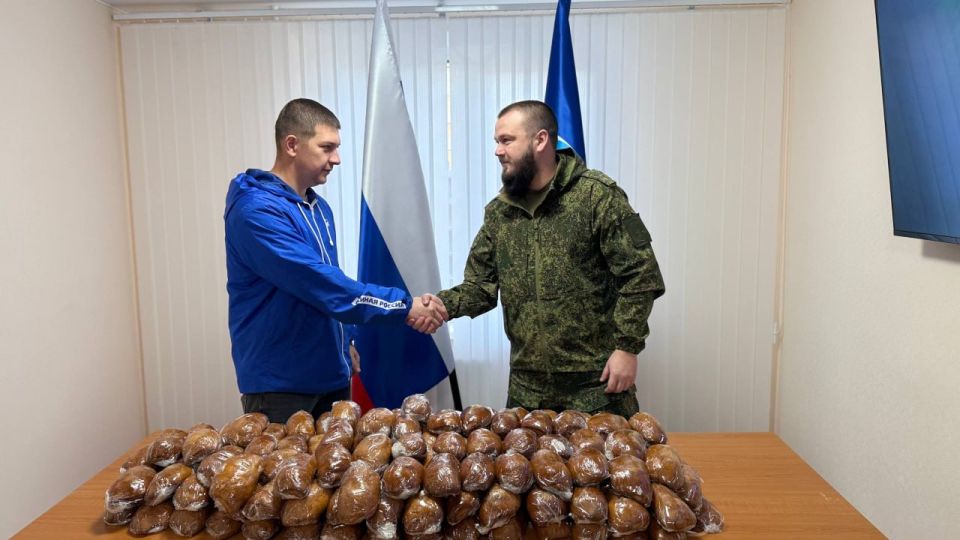 От тыла – фронту. Ко Дню народного единства Алчевские единороссы, передали выпечку для участников СВО