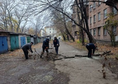 Коммунальные службы проводят работы на территории города