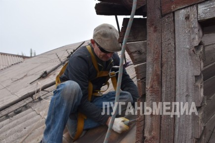 В Алчевске продолжается аварийный ремонт кровель многоквартирных домов