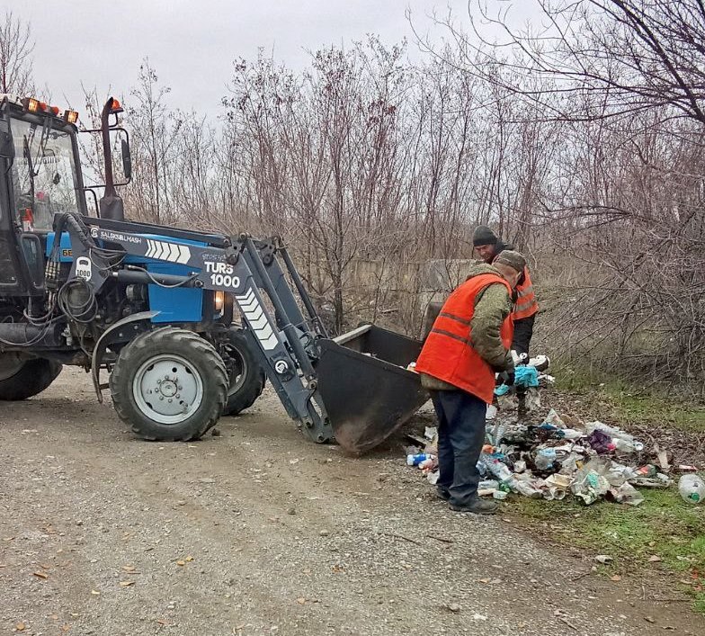 Коммунальные службы проводят работы на территории города
