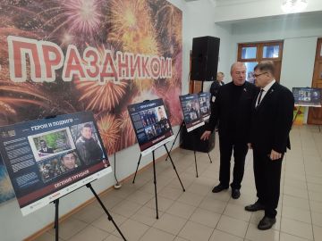 Председатель Совета городского округа Роман Григорьевич Лысенко посетил передвижную выставку «Герои и подвиги: Мои земляки - Герои России», развернутую в холле культурно-досугового центра города Алчевска