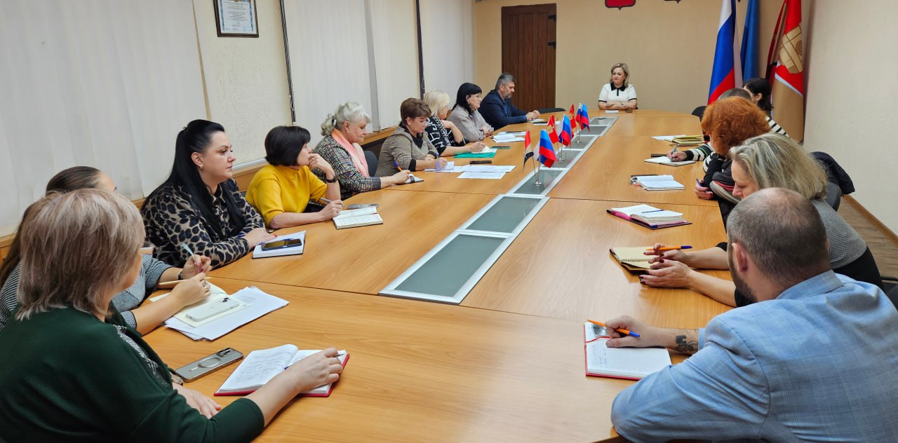 Светлана Гребенькова: С руководителями структурных подразделений Администрации, учреждений культуры и спорта, городских служб провели первое заседание оргкомитета по подготовке и проведению мероприятий в новогодние и...