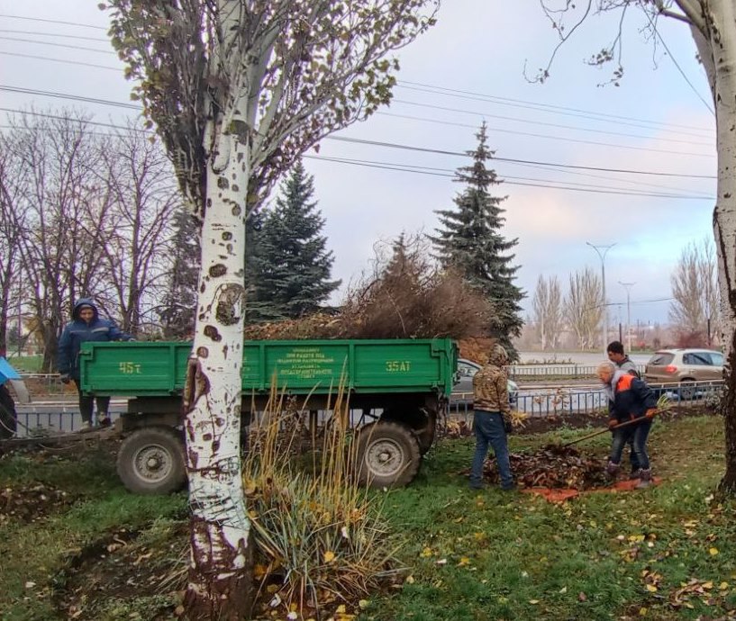 Коммунальные службы проводят работы на территории города