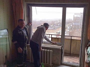 Светлана Гребенькова: Идет установка новых металлопластиковых окон в квартирах, пострадавших от взрыва в доме по ул.Гмыри. Это было одно из обязательств, которое мы взяли перед жильцами пострадавшего дома в первые дни после...