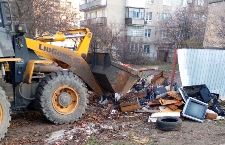 Коммунальные службы проводят работы на территории города