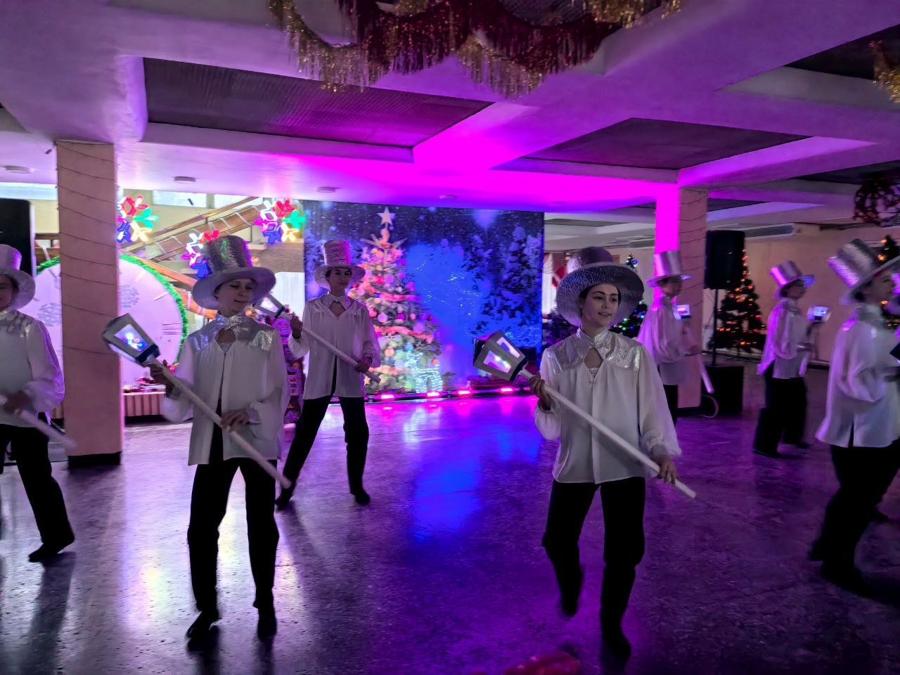 В Центре культуры города Алчевска прошла развлекательная программа «Морозные забавы», посвящённая дню рождения Деда Мороза