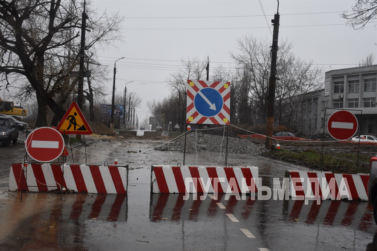 В Алчевске продолжаются работы по прокладке нового участка магистрального водовода взамен изношенной трубы