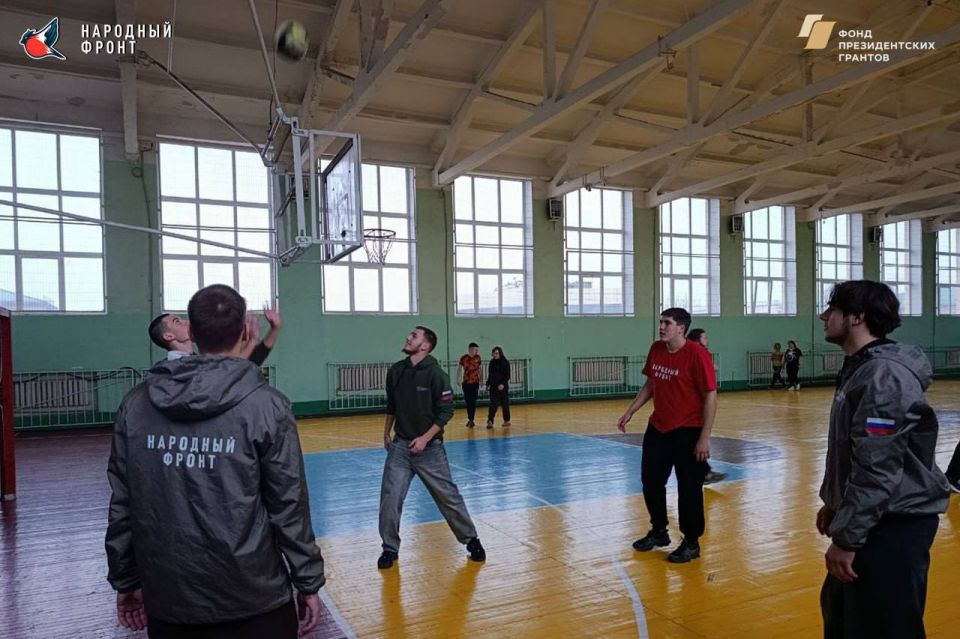 На спорт - как на работу!. Алчевская Молодёжка Народного фронта в свободное время провела дружеский матч по волейболу