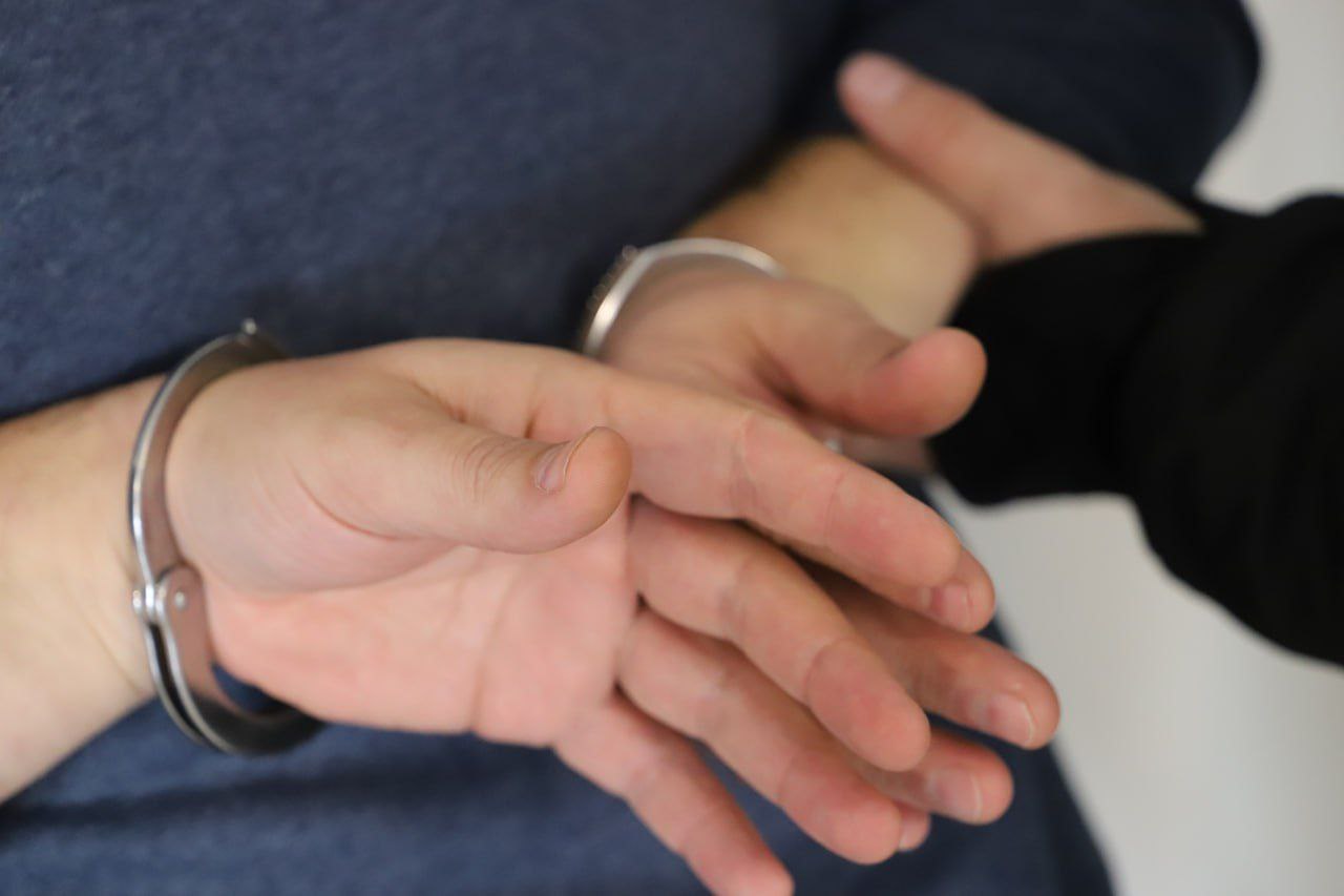 В Алчевске задержан 20-летний курьер мошенников, обманувших пенсионера на 200 тысяч рублей