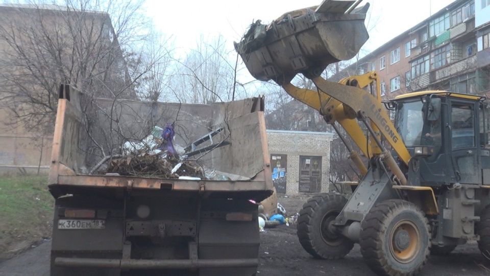 Коммунальные службы проводят работы на территории города