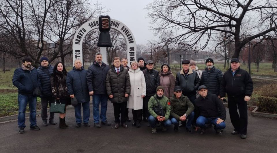 В Алчевске возложили цветы к памятному знаку участникам ликвидации аварии на Чернобыльской АЭС
