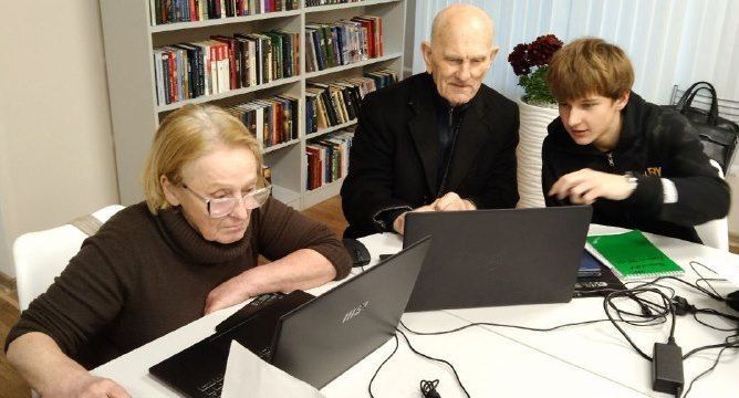 В Алчевске продолжается реализация проекта "Азбука Интернета для пенсионеров 2.0"
