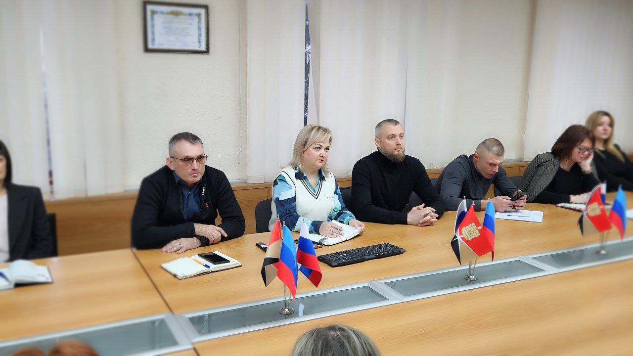 Светлана Гребенькова: Вместе с депутатом Народного Совета ЛНР Максимом Сергеевичем Величко и муниципальной командой Алчевска посмотрели Прямую линию Главы Луганской Народной Республики Леонида Ивановича Пасечника