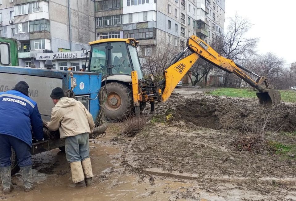 Специалисты Алчевского управления «Луганскводы» проводят работы по устранению утечек на сетях водоснабжения Алчевска