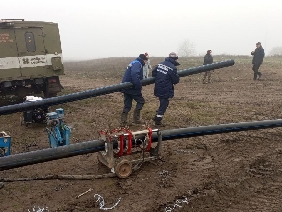 Специалисты Алчевского управления ГУП ЛНР «Лугансквода» ведут работы по замене аварийного участка водоснабжения на подводящем трубопроводе к поселкам им. Горького и Административный