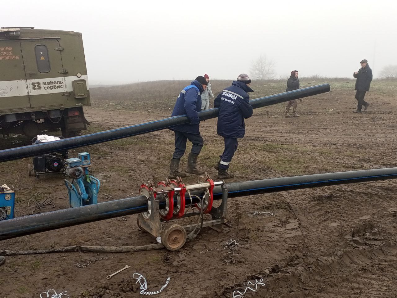 Специалисты Алчевского управления ГУП ЛНР «Лугансквода» ведут работы по замене аварийного участка водоснабжения на подводящем трубопроводе к поселкам им. Горького и Административный