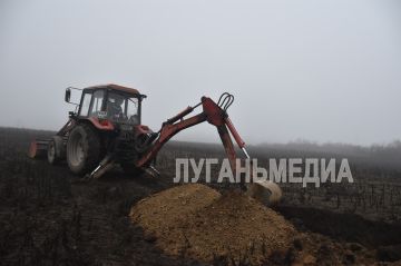 Специалисты Алчевского управления ГУП ЛНР «Лугансквода» проводят работы по замене аварийного участка трубопровода, который питает микрорайоны Горького и Административный
