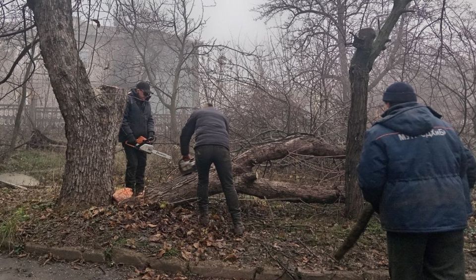 Коммунальные службы проводят работы на территории города