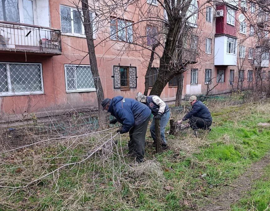 Коммунальные службы проводят работы на территории города