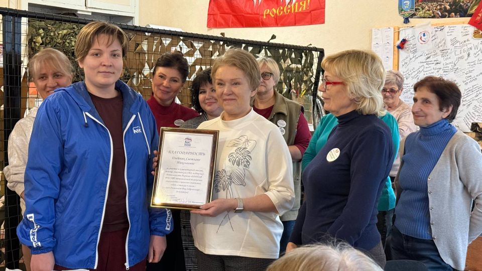 По поручению Секретаря Алчевского местного отделения партии «Единая Россия» Светланы Гребеньковой единороссы поздравили руководителя волонтерского движения «Золотые руки Ангела» в ЛНР Светлану Олейник с Днем волонтера