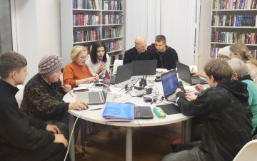 В рамках реализации проекта «Азбука Интернета для пенсионеров 2.0», поддержанного фондом Президентских грантов, продолжаются занятия для людей серебряного возраста по трем направлениям: "Ноутбук", "Планшет" и "Смартфон"