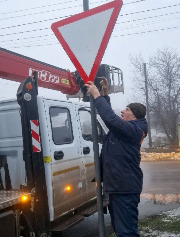 Коммунальные службы проводят работы на территории города