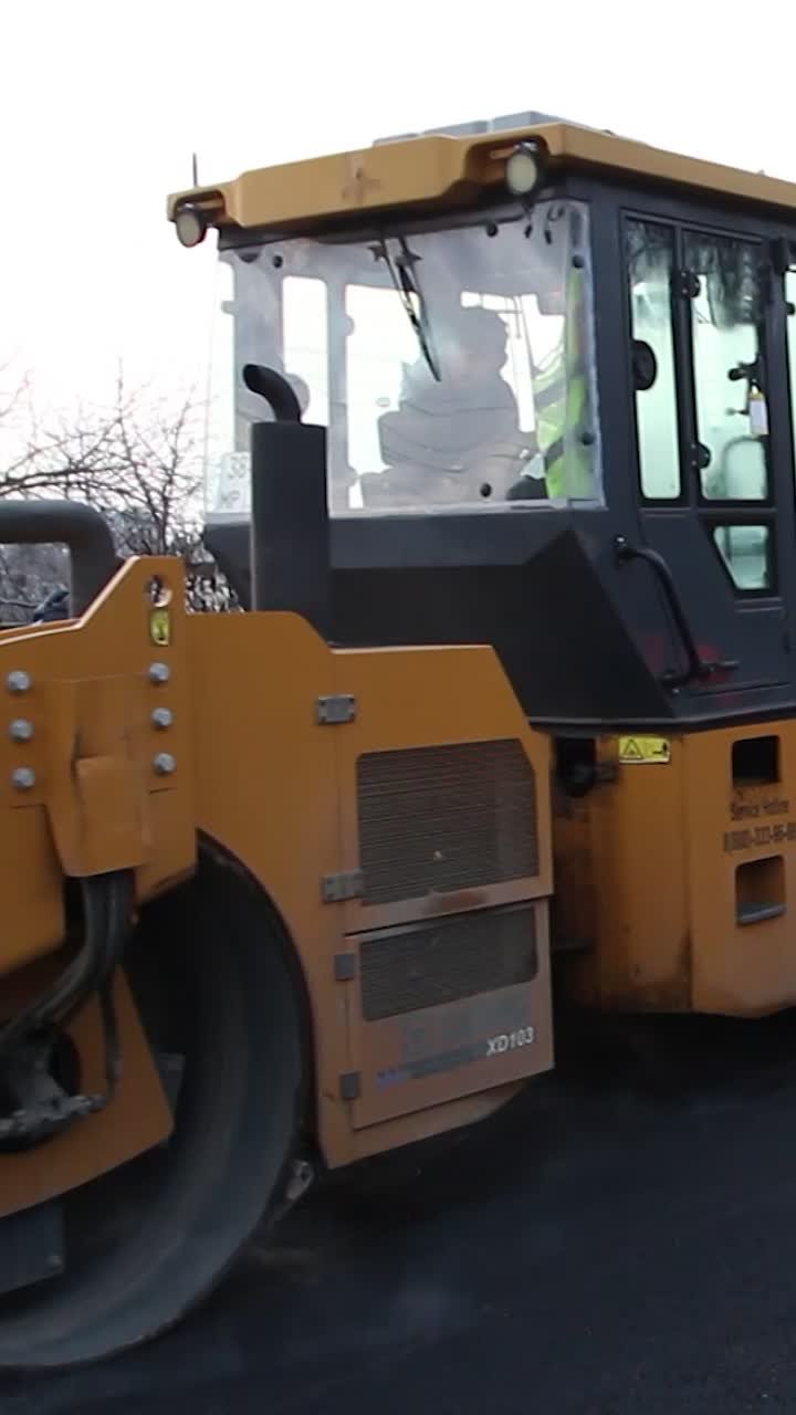 Большой ремонт дорог. В Луганской Народной Республики кладут асфальт на центральных и поселковых магистралях